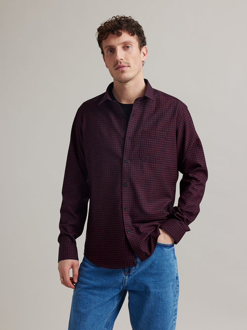 Man draagt marine rood gingham flanel merino shirt met borstzakje van Wolk