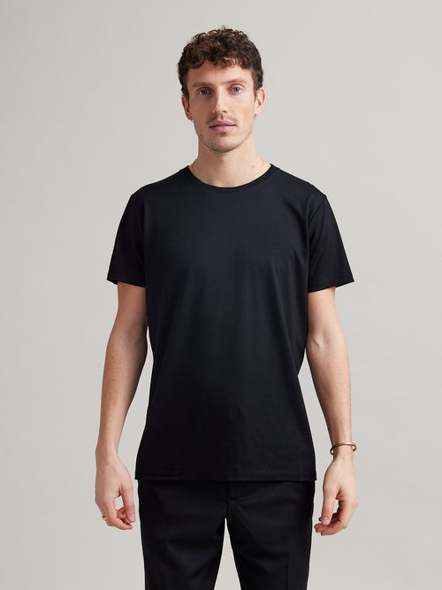 Wolk-Man draagt Climaforce Merino T-shirt in zwart met ronde hals en korte mouwen
