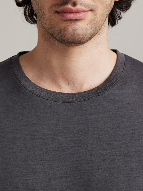 ribgebreide kraag op merinowol jersey T-shirt in donkergrijs van Wolk
