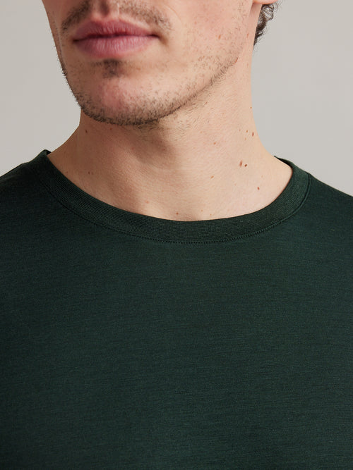 Detail van de ribkraag van een merino wol T-shirt met ronde hals in donker groene kleur van Wolk voor mannen.