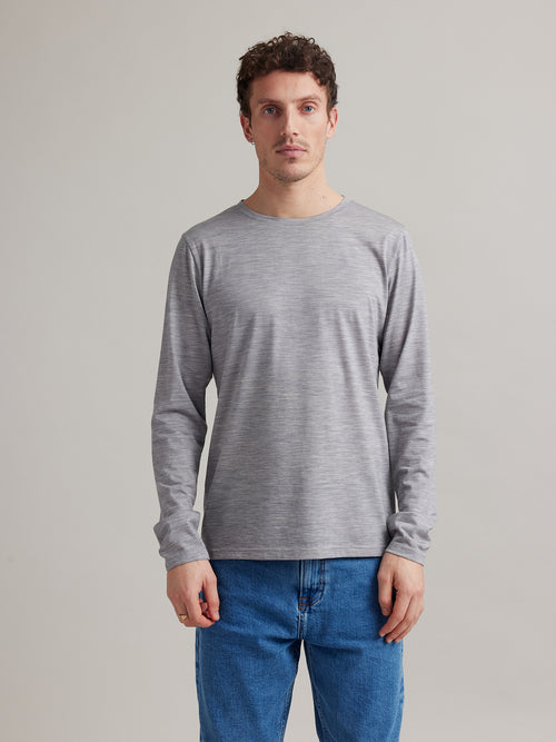 man met merino T-shirt met lange mouwen in lichtgrijze kleur