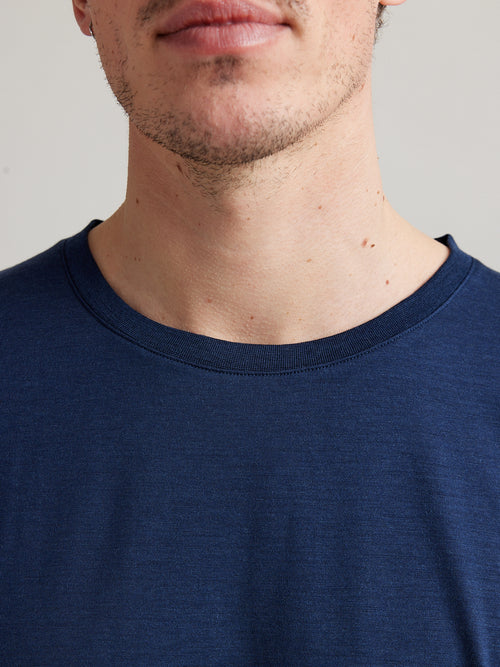 Detail van de ronde ribkraag van een navy blauw merino wol T-shirt van Wolk voor mannen