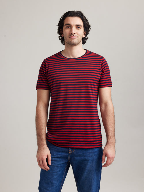 Wolk-Man draagt Climaforce Merino T-shirt in roodblauwe streep en ronde hals