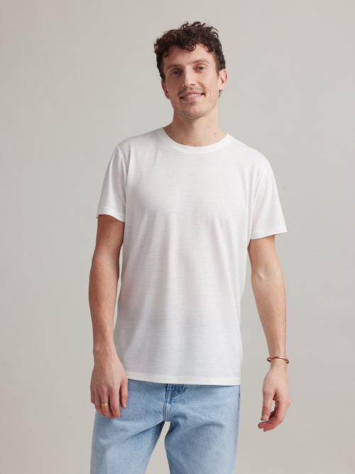 Man met wit merinowol T-shirt met ronde hals en korte mouwen gemaakt in Europa