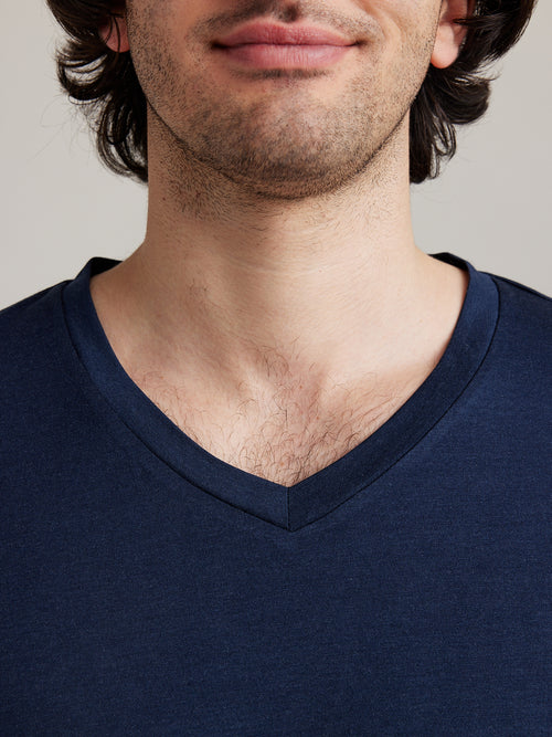 Detail van V nek merino wol T-shirt voor mannen in donker blauwe kleur