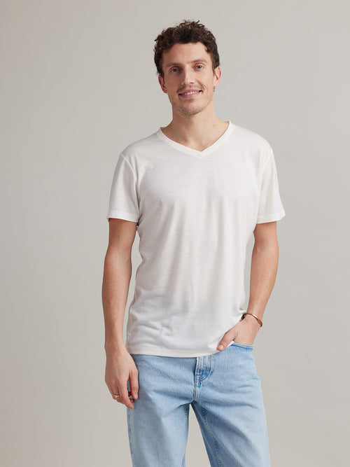 Man draagt een wit merinowol en nylon mix T-shirt met Vneck en korte mouwen van Wolk