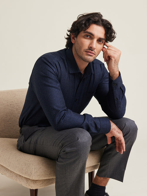 De mens draagt Wolk flanellen merino overhemd in marineblauwe melange kleur op grijze broek