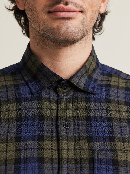 Close-up van merinowol flanellen overhemd in blauw groen ruitpatroon met blauwe corozo-knopen van Wolk 