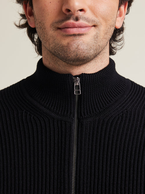 detail van een gebreide kraag met hoge taille in zwart en volledig cardigan gebreide textuur man Wolk 