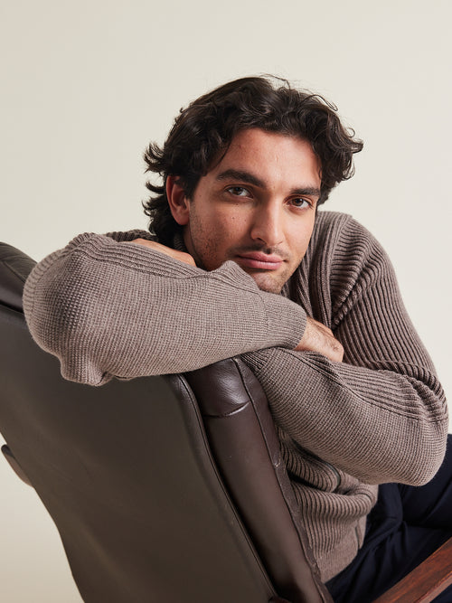 Man draagt 100% merino wollen vest met rits van Wolk in bruine taupe kleur